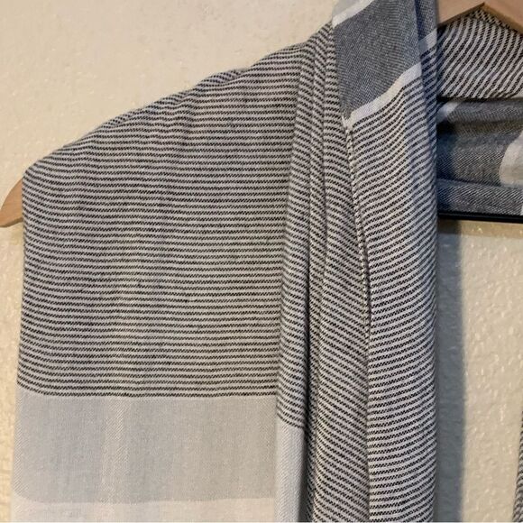 COLUMBIA Wayfarer Scarf Women’s 22”x 76” Gray White Braided Tails Viscose Cotton - Picture 2 of 7